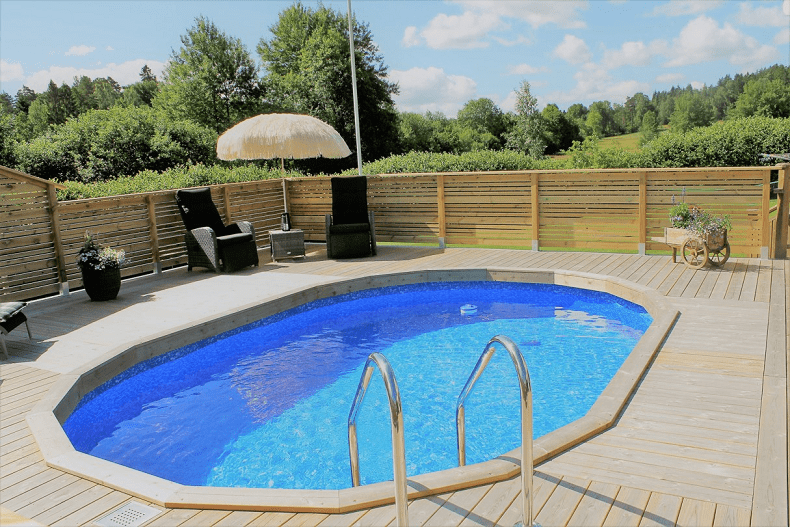 vacker ovanmarkpool i solsken